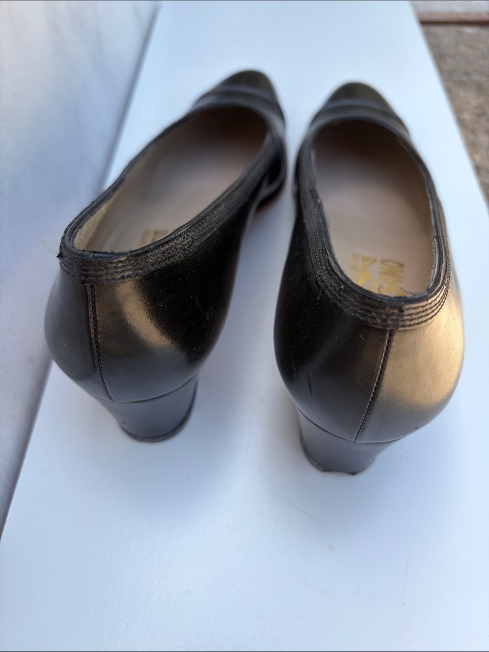 Salvatore Ferragamo Black Round-Toe Leather Pumps - Picture 3 of 13